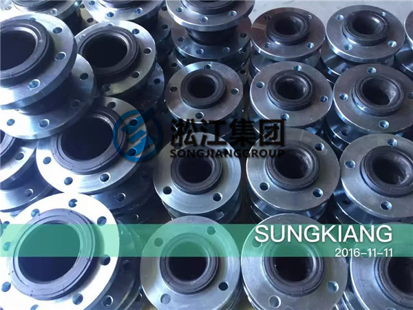 DN100和DN65氟橡膠軟接頭發貨現場 DN65氟橡膠軟接頭