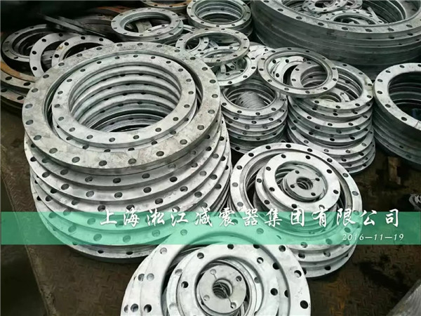 為蘇州市政配套橡膠軟連接的10噸熱鍍鋅法蘭到貨了 熱鍍鋅法蘭