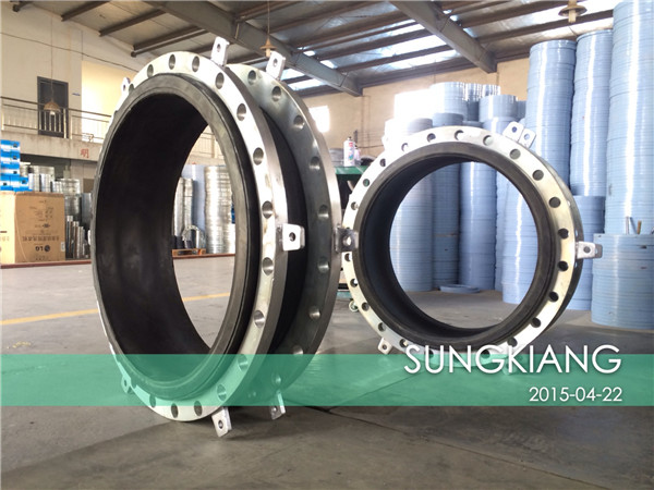 大口徑加固型橡膠軟連接加工過程 然后把焊接好的法蘭組裝在橡膠接頭管體上面加固耳朵已經焊接好了加固型橡膠接頭:橡膠接頭加裝加固裝置教程!