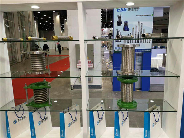 (質量分數32.5%的尿素水溶液)的管路DN50 雙球體橡膠接頭