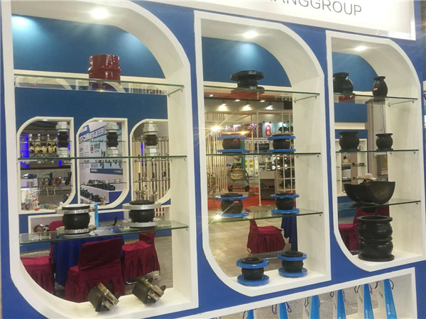 (質量分數32.5%的尿素水溶液)的管路DN50 雙球體橡膠接頭